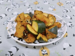 じゃがいもとズッキーニのカレー醤油炒め