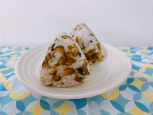 きゅうりのキューちゃん風の漬物と海苔とかつおぶしと昆布ふりかけの混ぜ込みおにぎり