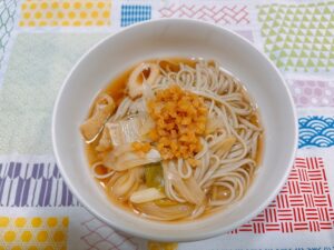 おかずしょうがトッピングのきざみ油揚げとねぎのそば
