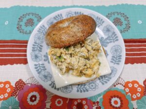 さば昆布入りスクランブルエッグのベーグルサンド