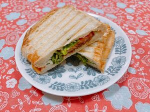 パクチー香る♪旨味ステーキのホットサンド