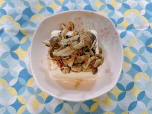 鮭こんぶとしめじのピリ辛冷奴