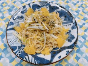 夏みかんとしそわかめちりめんのパスタ