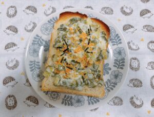 ねぎマヨトーストたまごふりかけトッピング