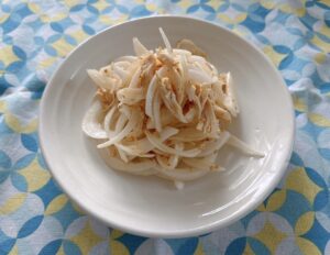 鶏ささみと新玉ねぎの生姜風味ごま和え