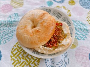 スモークサーモン風ふりかけとクリームチーズのベーグルサンド