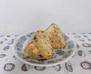 焦がしねぎと炒り卵のすき焼き風おにぎり