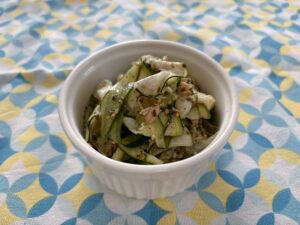 ズッキーニときゅうりのごまわかめ梅風味ひらひらサラダ