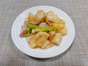 じゃがいもとアスパラのベーコン炒め