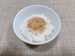 家系ラーメンがふりかけにとんこつ醤油味をご飯にかけた写真
