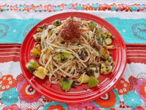 カリカリ梅と赤しそのペペロンチーノ風パスタ