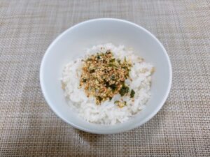 のりバターふりかけをごはんにかけた写真