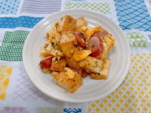 厚揚げとウインナーののりバター風味卵炒め