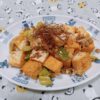 【簡単おかず】KALDIの「食べる麻辣醤」で作る、厚揚げとねぎのピリ辛麻辣炒め | 作れ