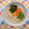 【簡単レシピ】丸美屋「のっけるふりかけ 鮭明太」で作る！簡単まぜうどんレシピ | 作
